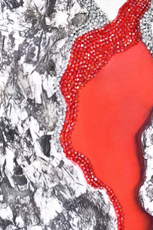 חולצת סריג אוברסייז עם הדפס דרמטי