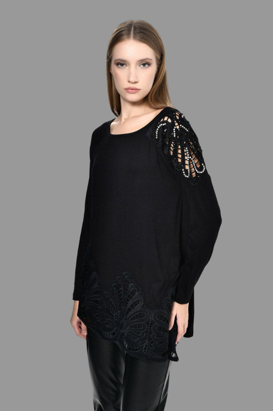 חולצה שחורה עם שרוולים ארוכים ותחרת גיאפור