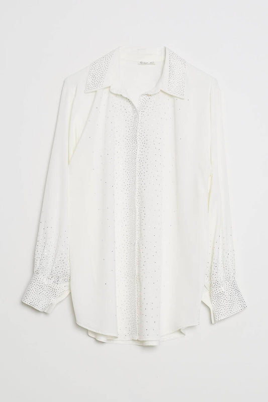 חולצה מכופתרת לבנה עם עיטורי שיבוץ נוצים 