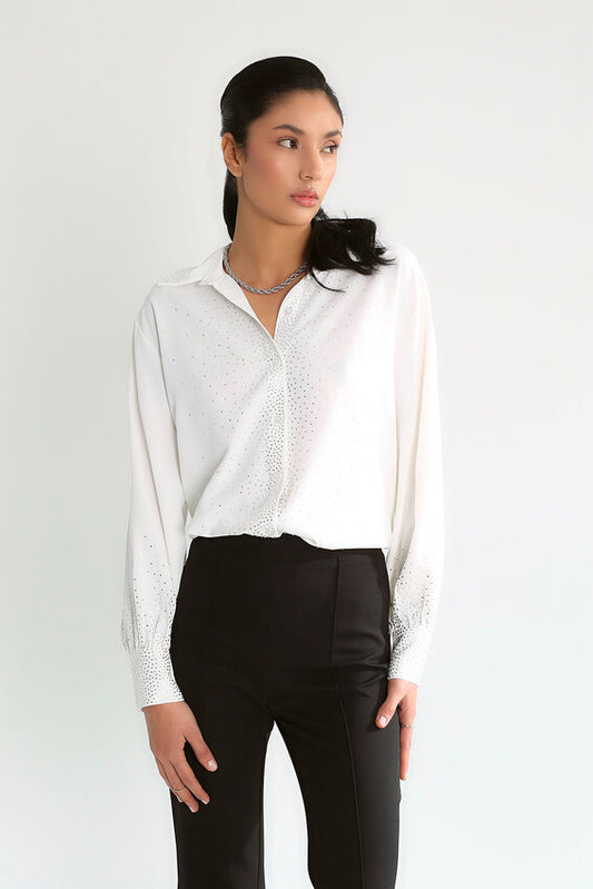 חולצה מכופתרת לבנה עם עיטורי שיבוץ נוצים 